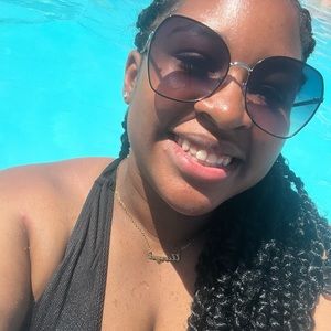 Meet your Posher, Ebonee